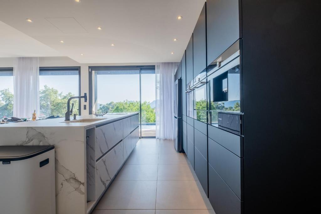 Architect-Designed House Heated Pool and Sea View - 4