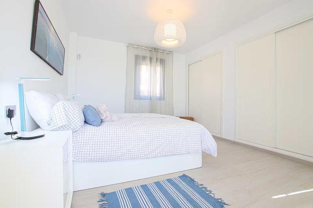 Duplex with ocean views, pool, and beach 100m away - 2