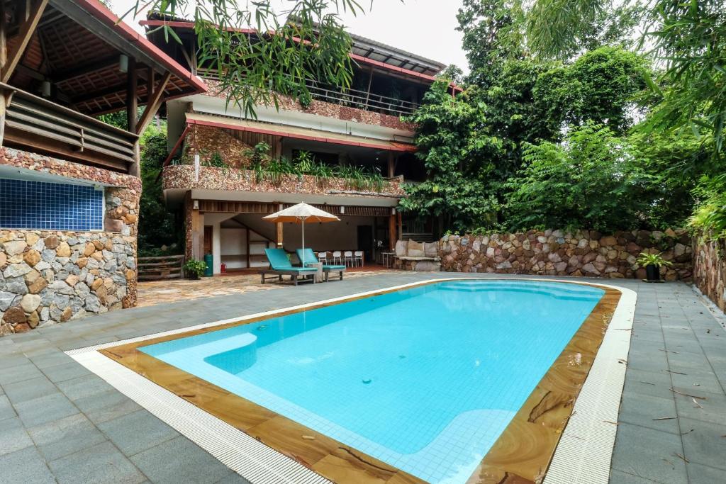 Swimming pool