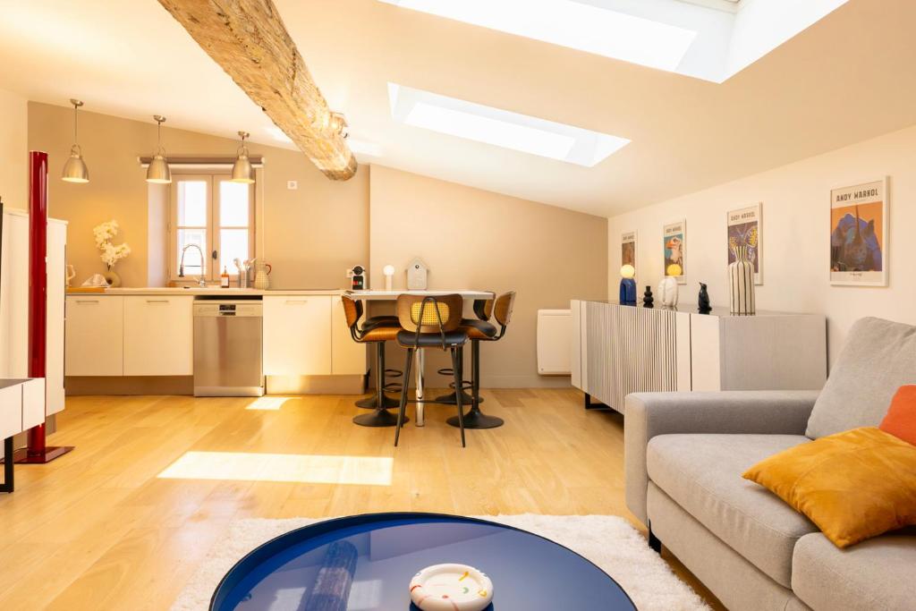 Duplex de charme avec 2 Chambres, Climatisation & Parking en Centre-Ville - 5