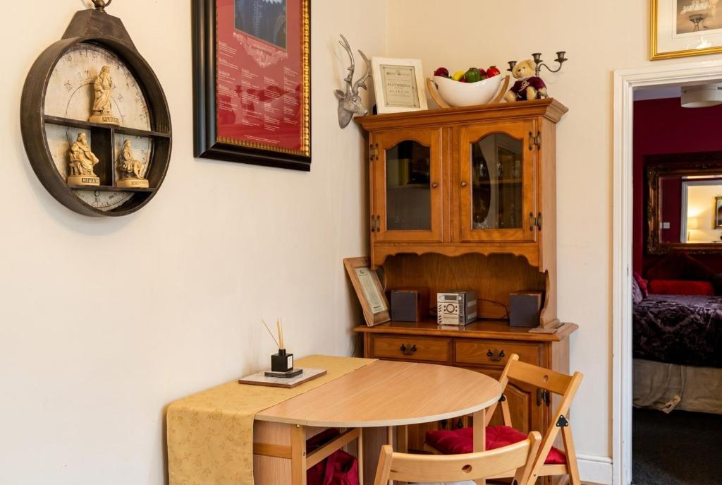 Vintage 2-Bed Flat with Free Parking, Measham photo 4