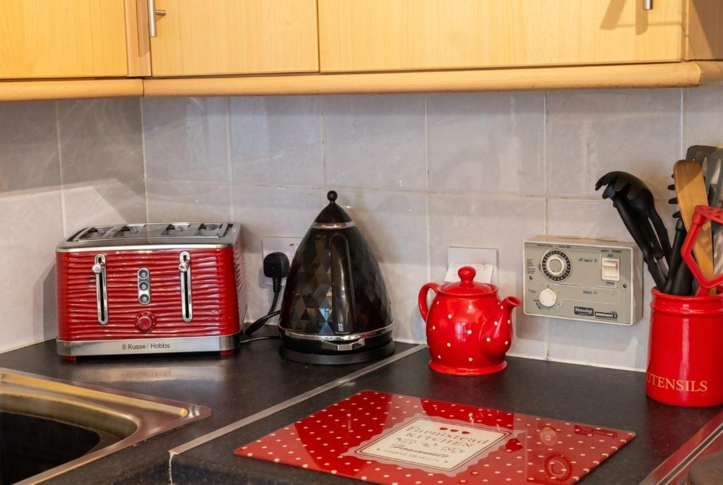 Vintage 2-Bed Flat with Free Parking, Measham photo 8
