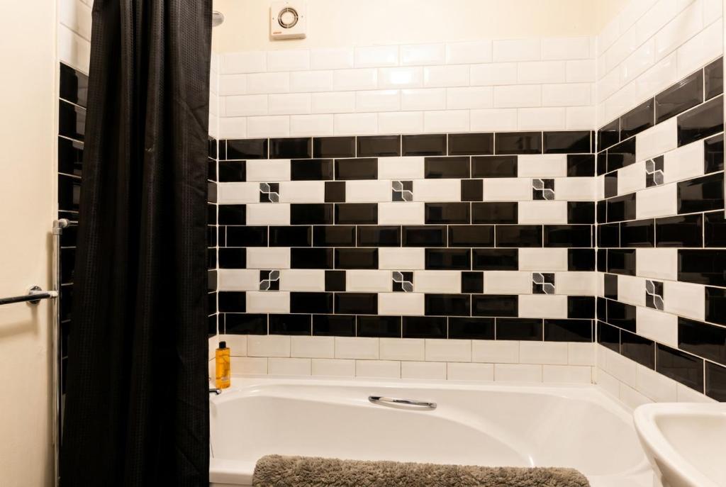 Vintage 2-Bed Flat with Free Parking, Measham photo 5