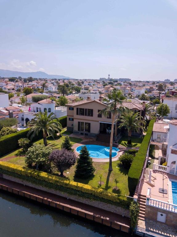 Milenial Immo - Luxury Canal Villa with Private Mooring - 4