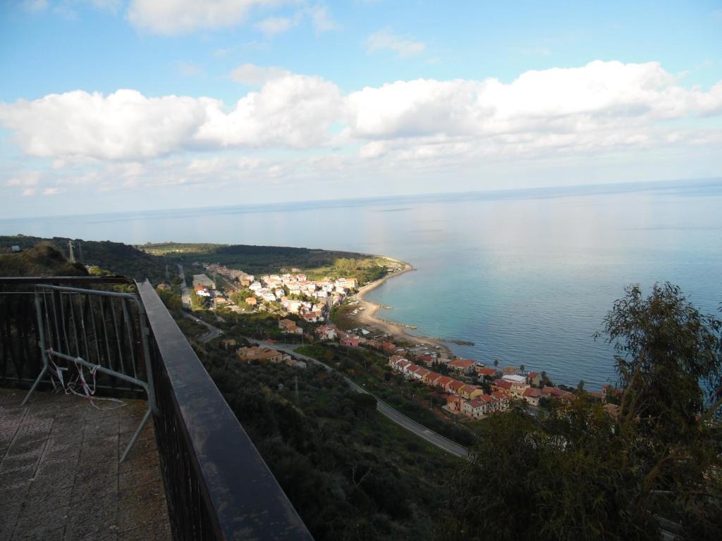 Siciliana의 전통적인 발코니와 바다 전망