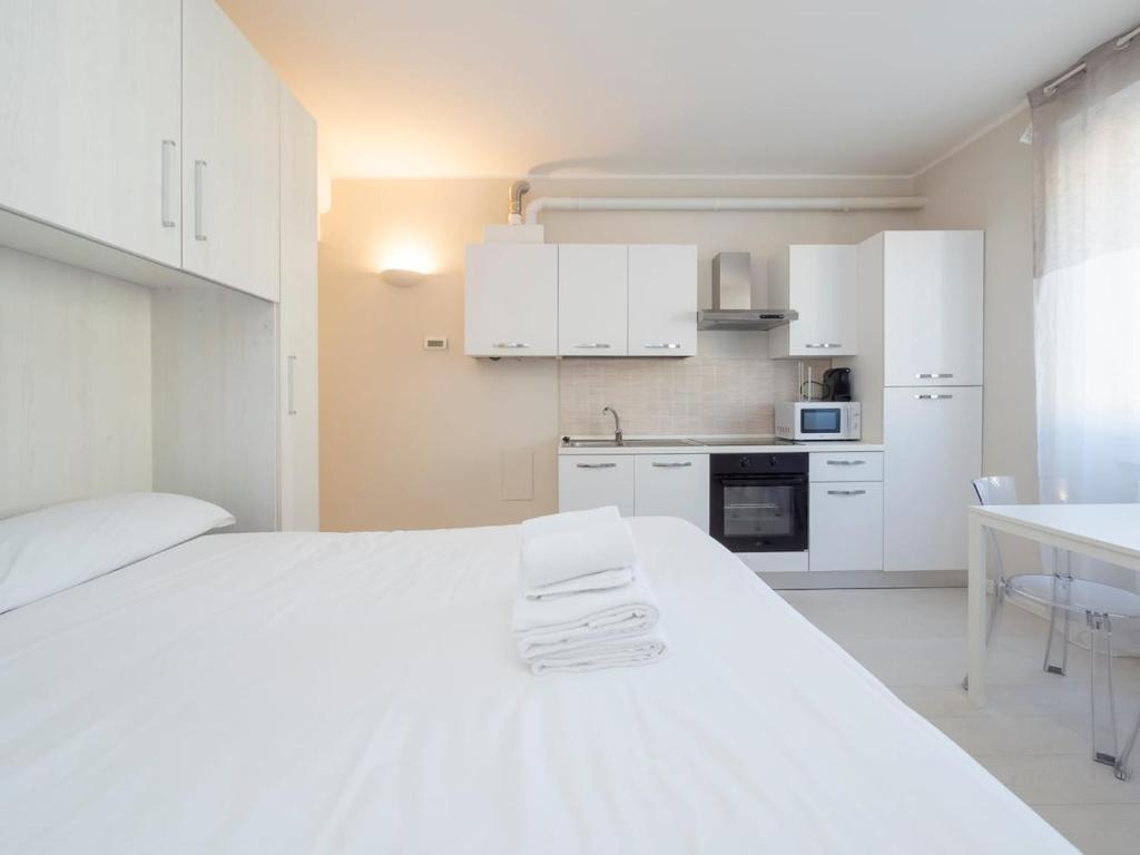 Xenia Milano - Studio apt in Via Monte Palombino 2 - 3
