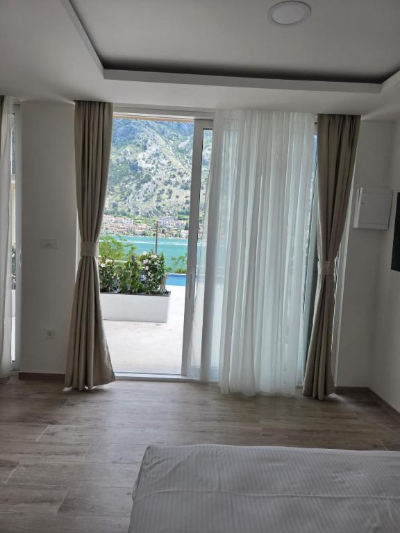 Luxury Studio with Sea View & Heated Pool - 5