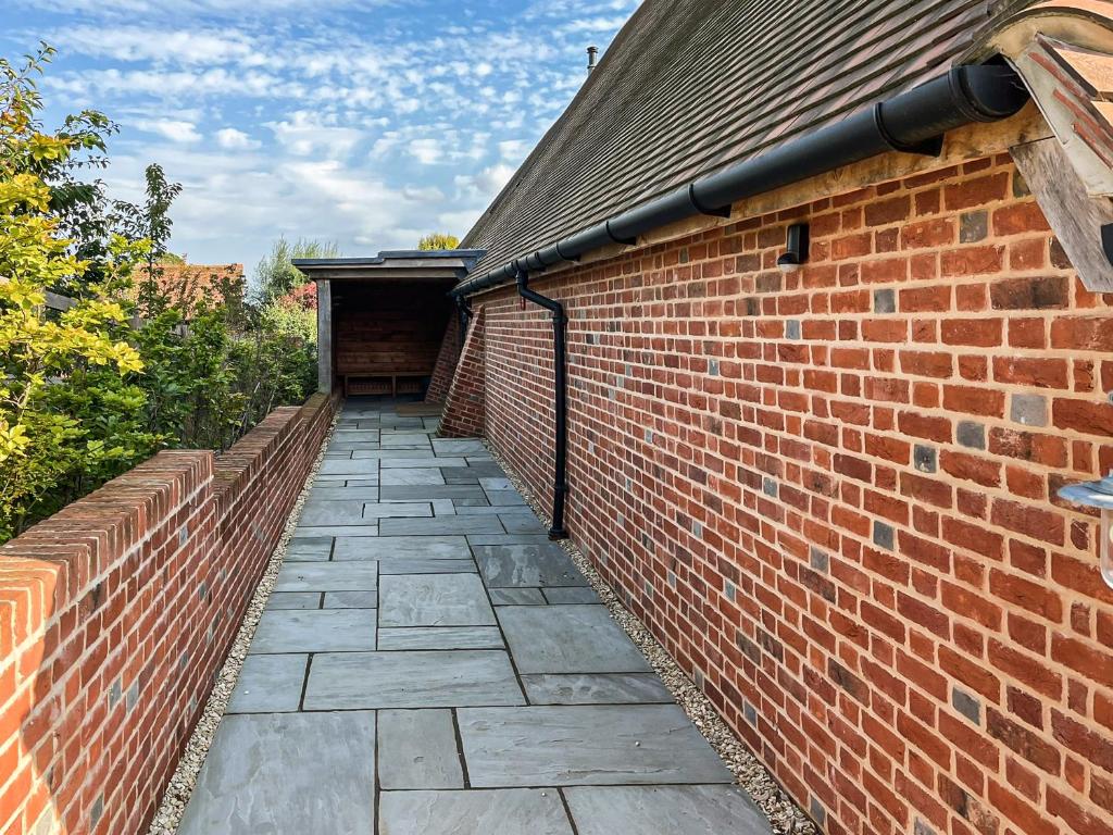Olivers Barn, Newbury photo 6