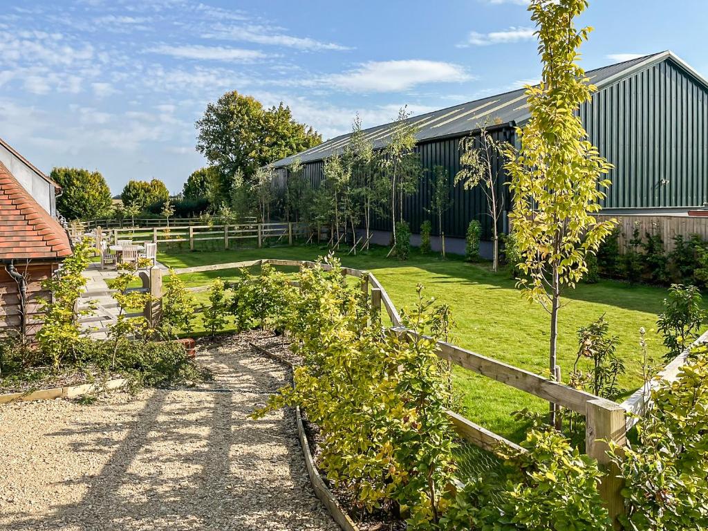 Olivers Barn, Newbury photo 4