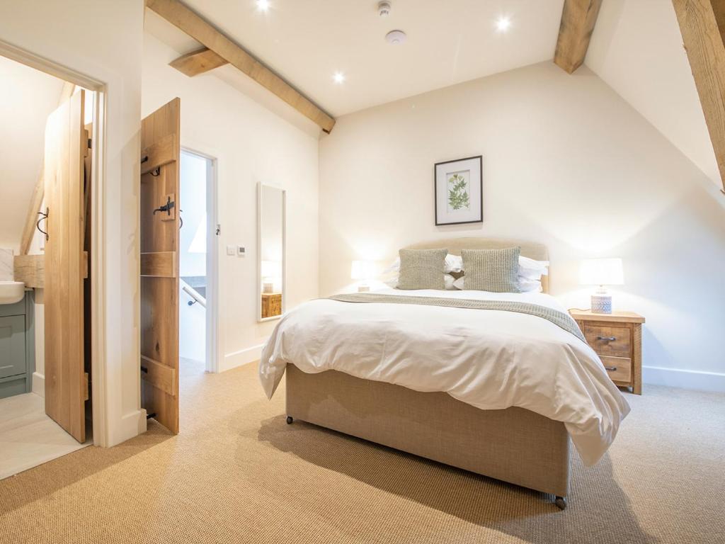 Olivers Barn, Newbury photo 2