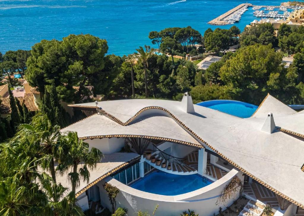 A unique architectural villa - 3