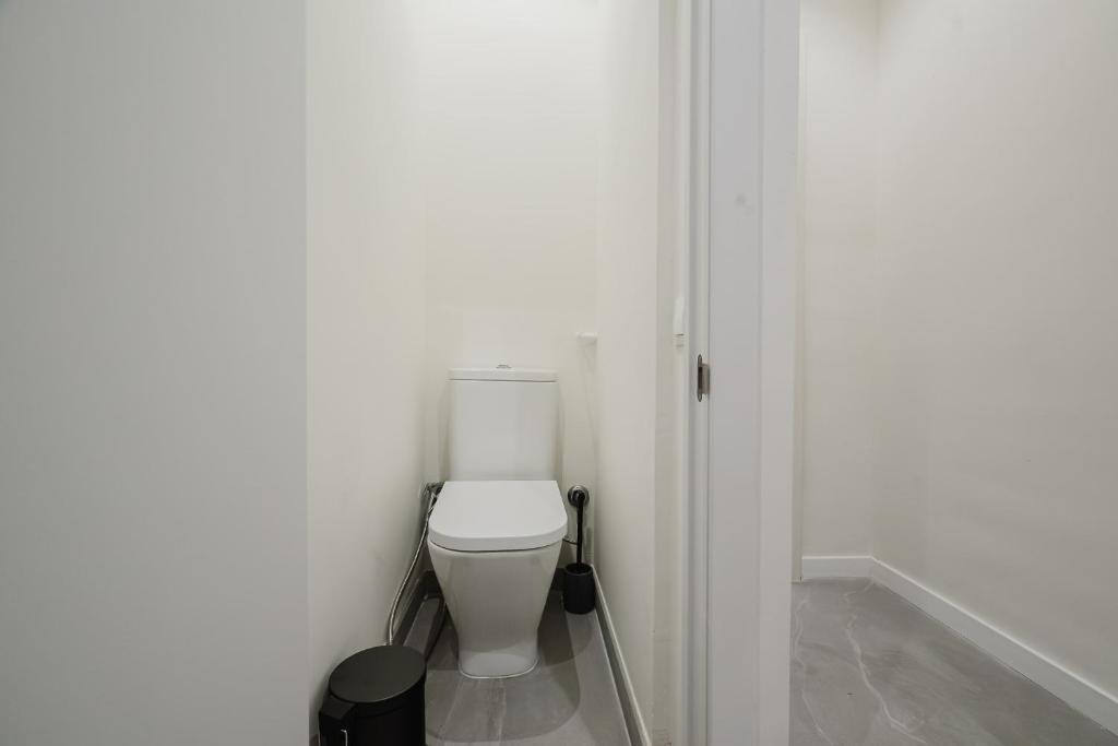Elegant and Spacious Apartment Steps from Plaza Catalunya - 5