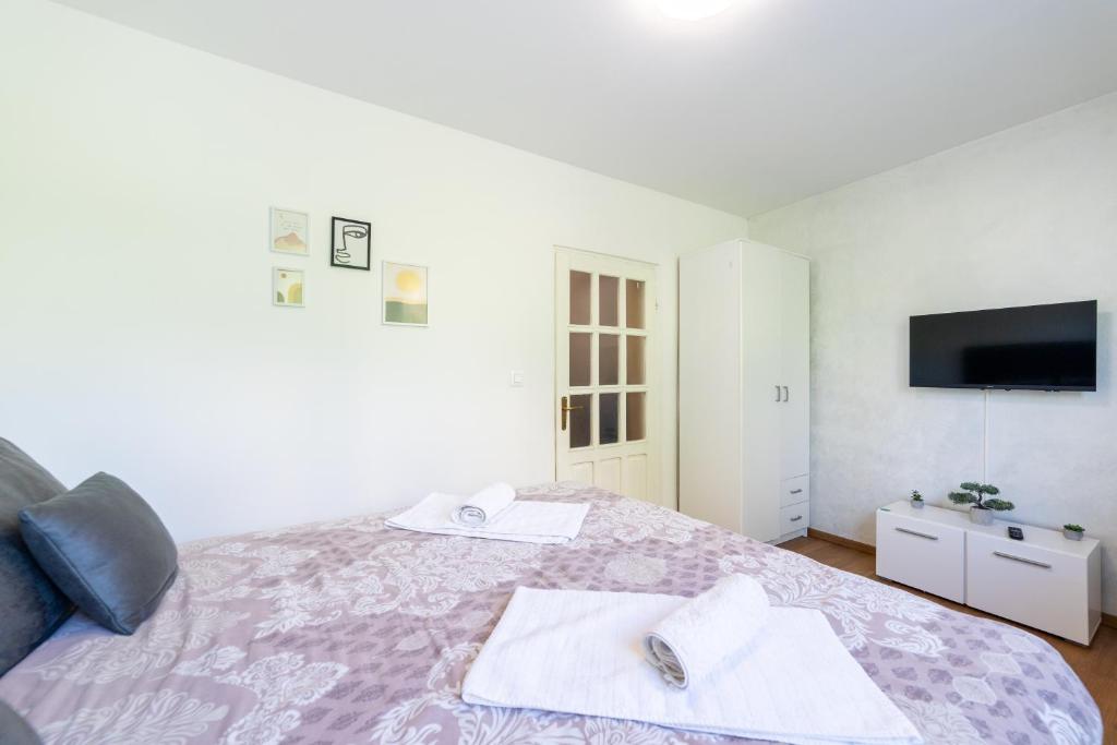 Green and Wood Design Apartments - near Airport with free parking - 1
