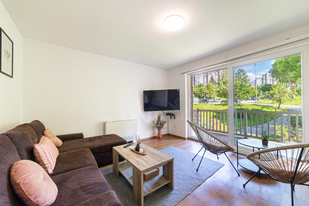 Green and Wood Design Apartments - near Airport with free parking - 3