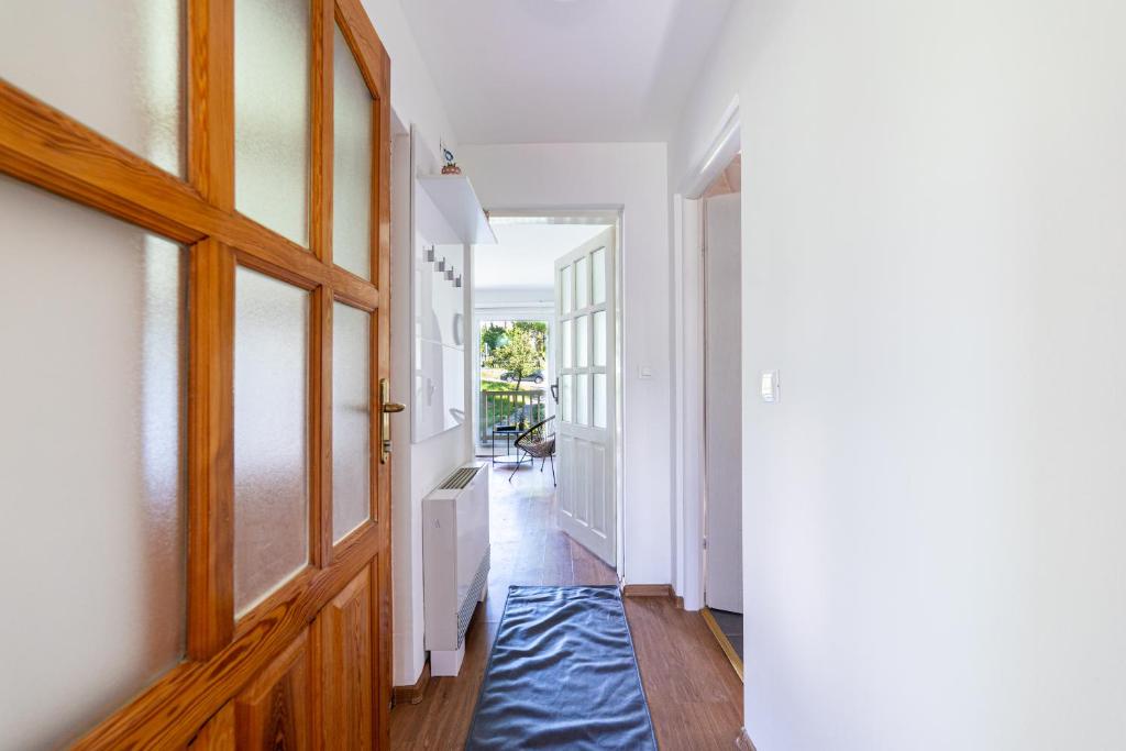 Green and Wood Design Apartments - near Airport with free parking - 5