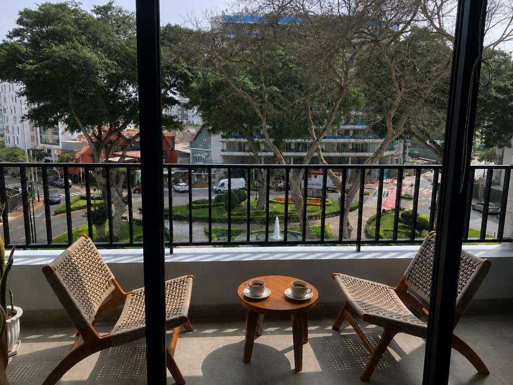 Modern Miraflores 2BR Flat Park View Balcony King Bed - 5