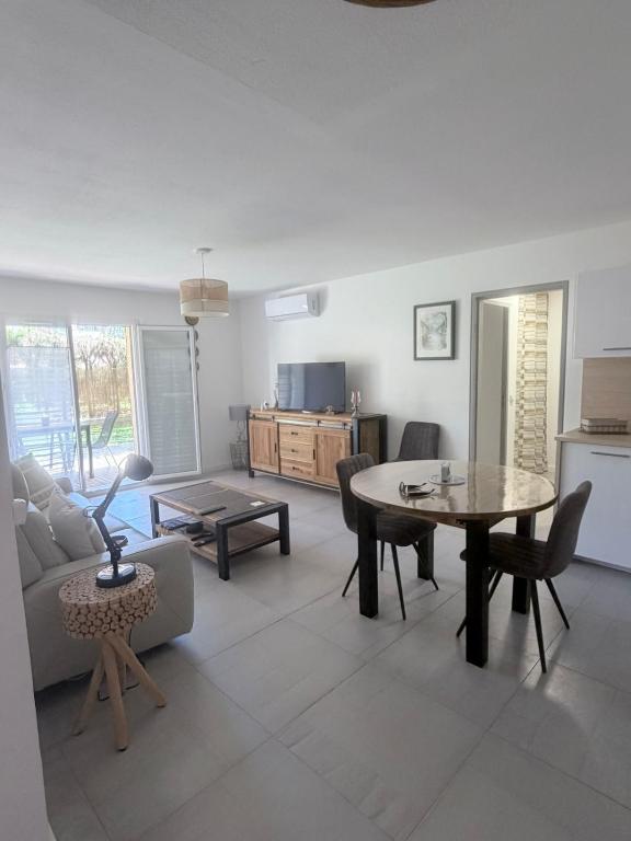 3-room single-story apartment with small garden - 1