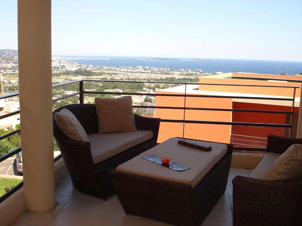 Apartment - Sleeps 4 - Parking - Pool - Sea Views - 5