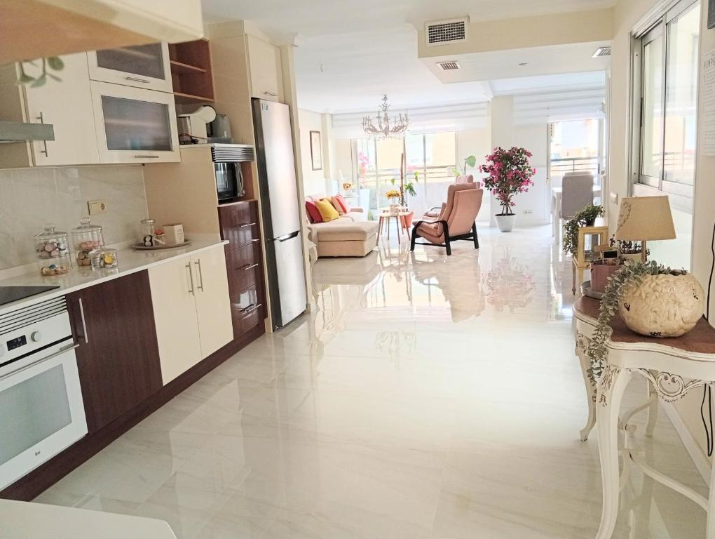 Espectacular vivienda a un minuto andando de la Playa y del Paseo marítimo en Almería - 5
