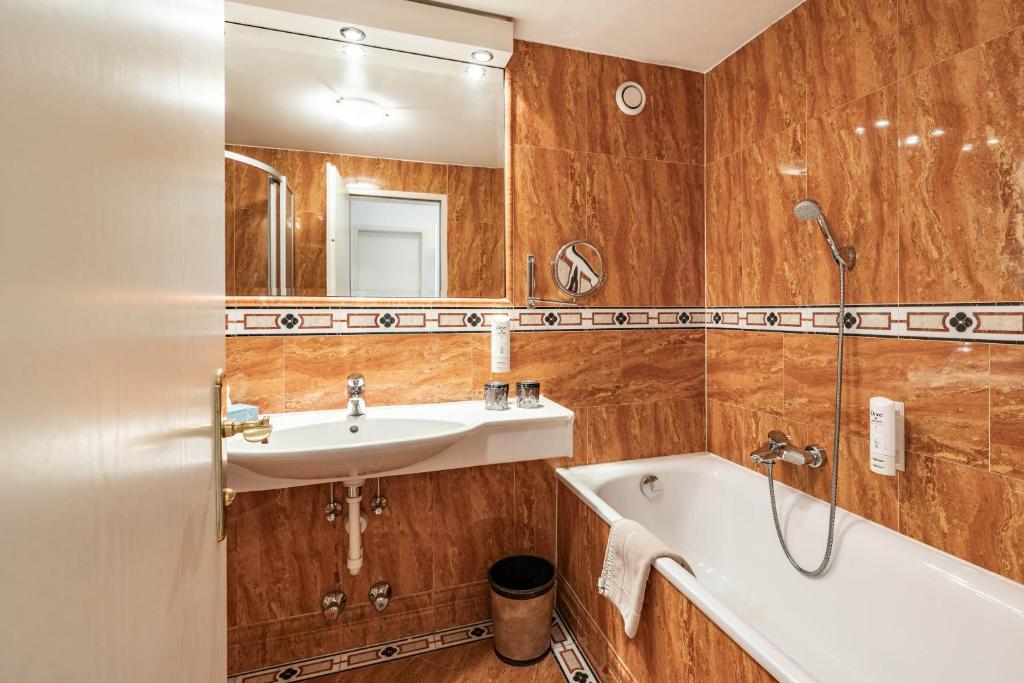 Hotel Berghof Mayrhofen - 2