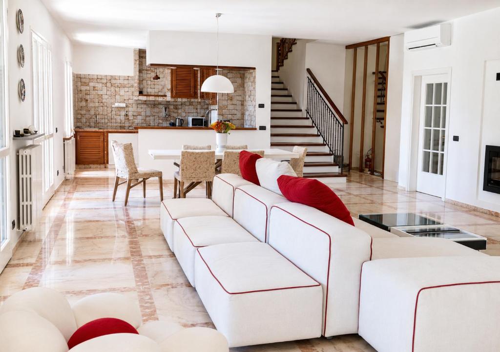 Lavish Seaside Villa with Garden and Stunning Views - 3