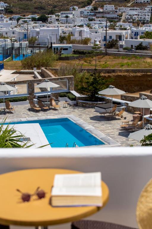 Yiannaki Hotel — Swimming pool in Ornos, South Aegean