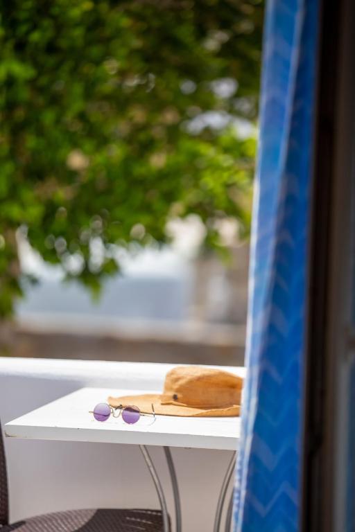 Yiannaki Hotel — Hotel rooms in Ornos, South Aegean