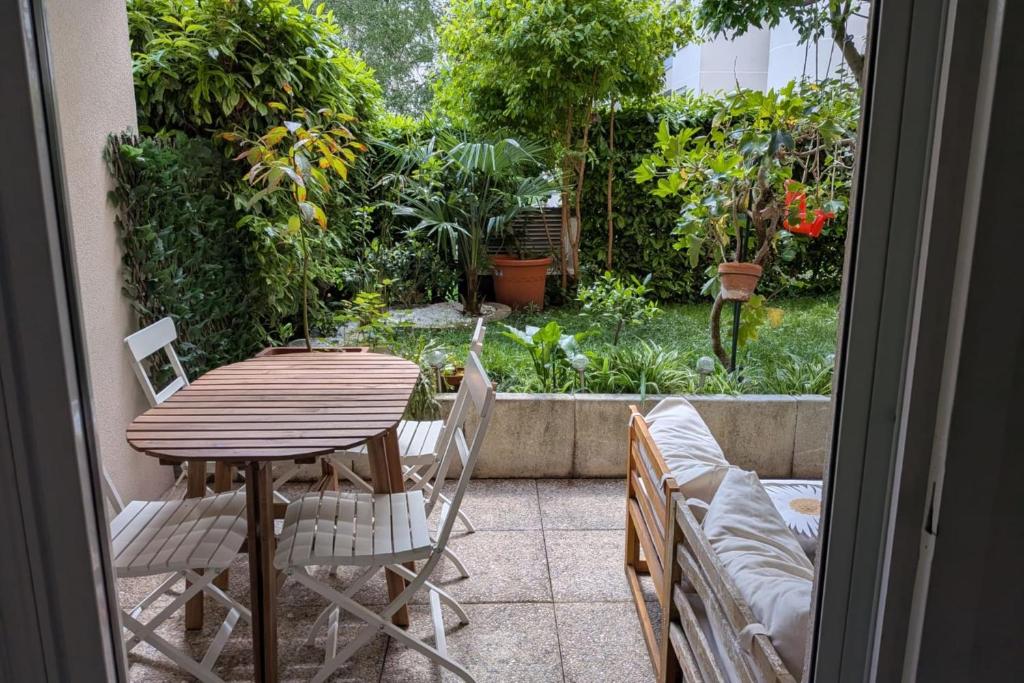 Lyon Center Apartment with private garden & garage - 2