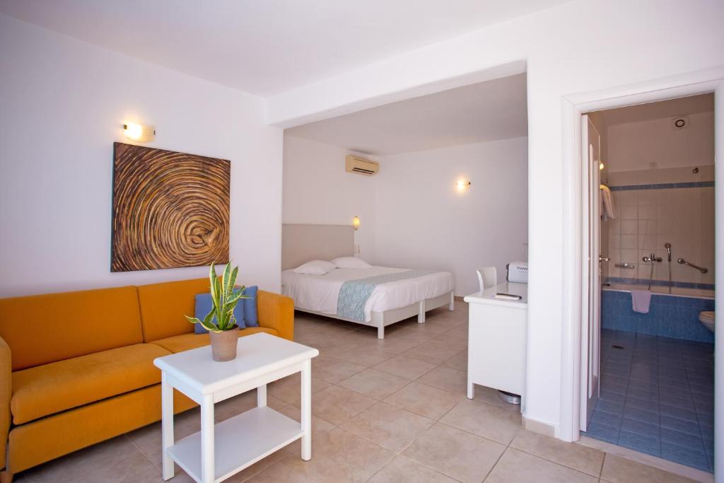 Yiannaki Hotel — Hotel rooms in Ornos, South Aegean