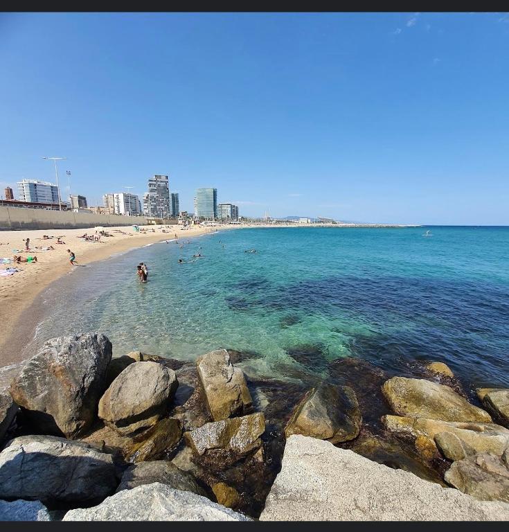 Bright Apartment with Sea Views - 4