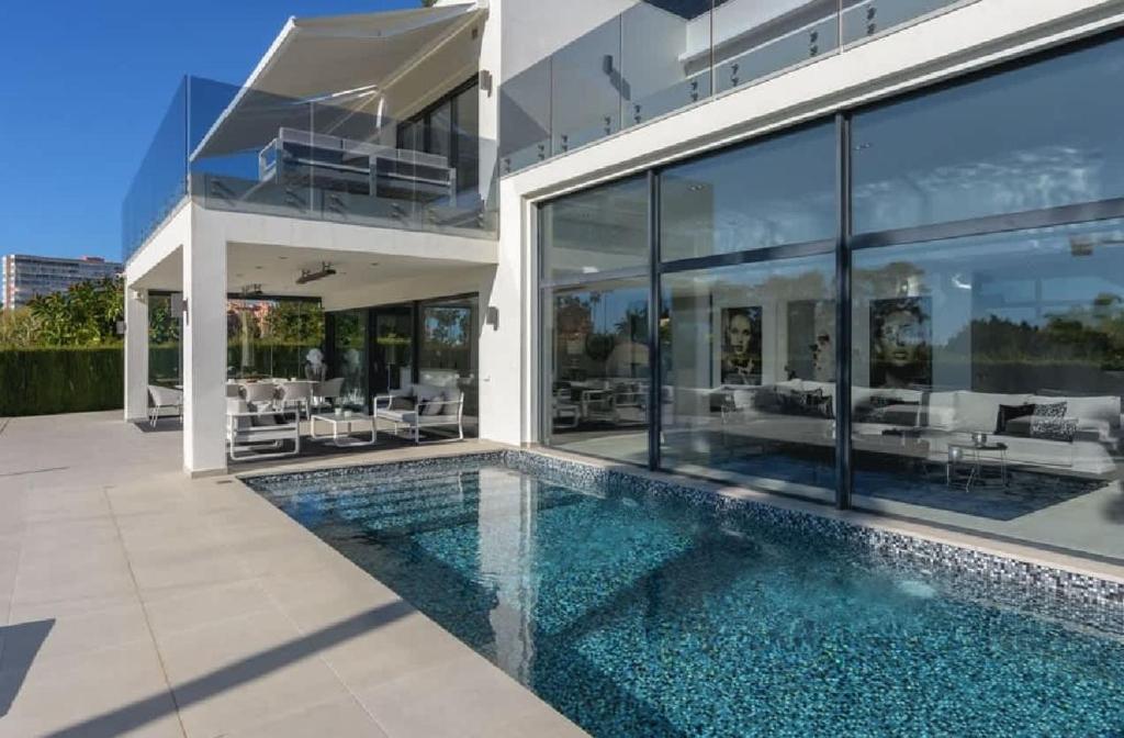 Impressive modern beachside villa - 1