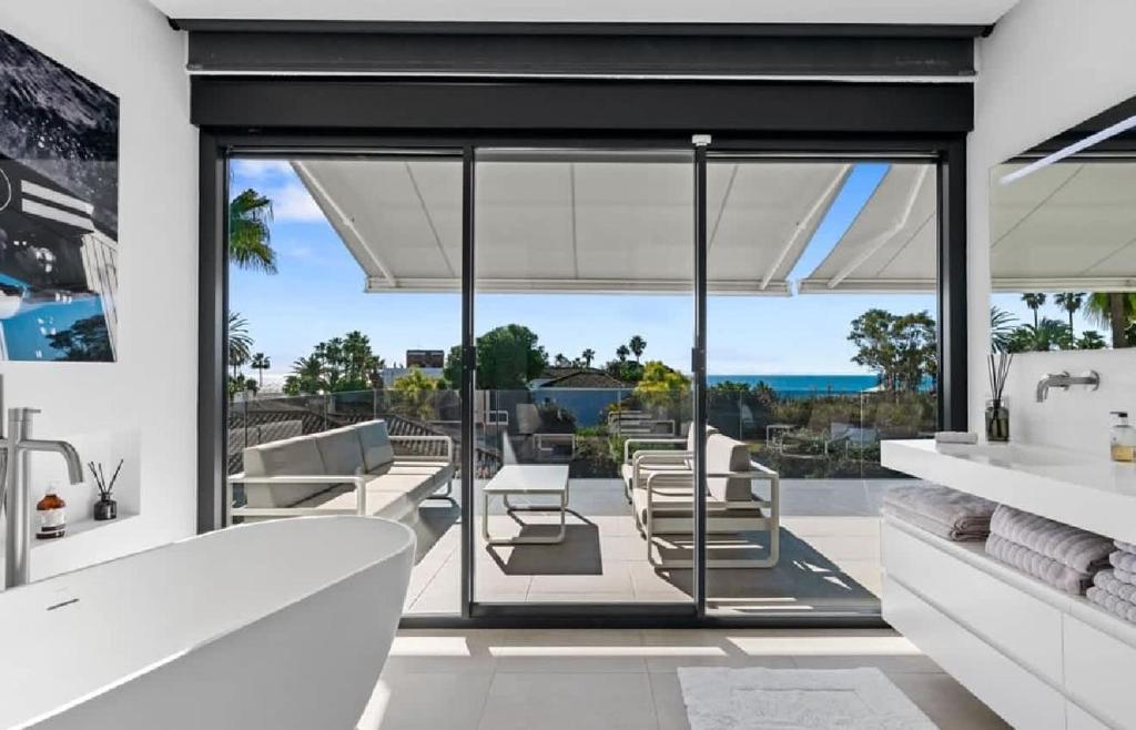 Impressive modern beachside villa - 5