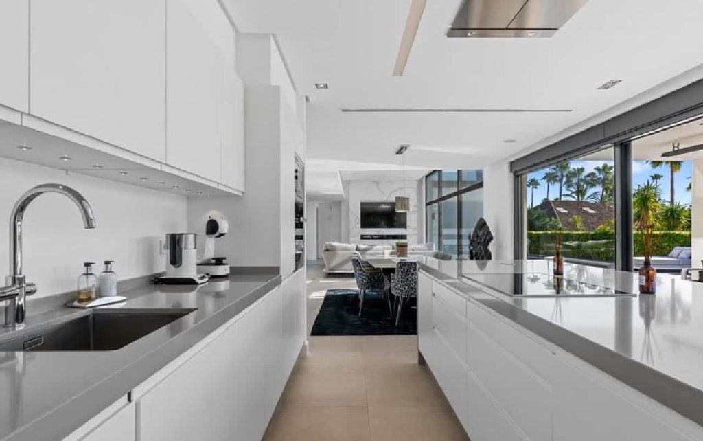 Impressive modern beachside villa - 4