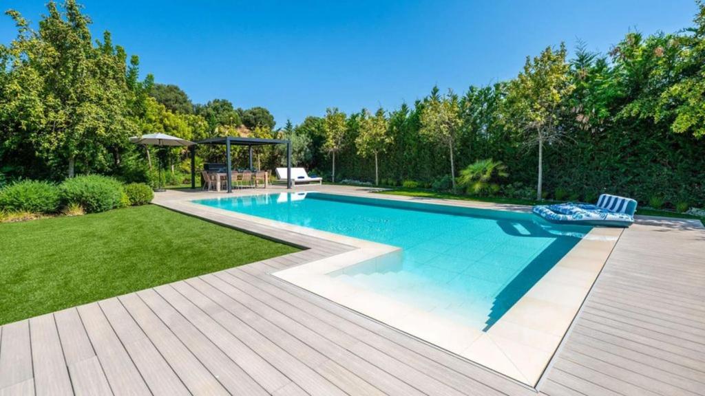 Luxurious 8-Bedroom Holiday House in Nerja, Spain - 2