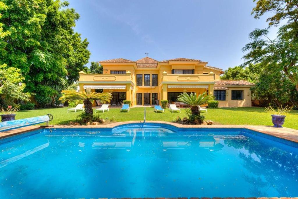 Luxurious 7-Bedroom Holiday House with Private Pool in Alcdia - 1