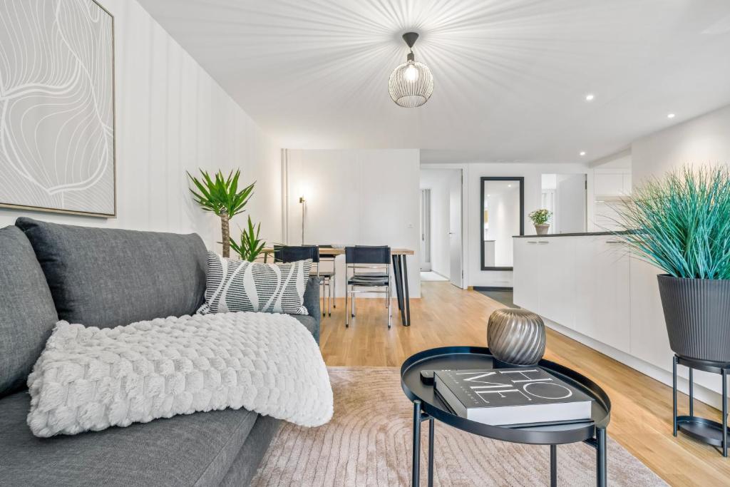 Central, Elegant & Modern Apartment - 1