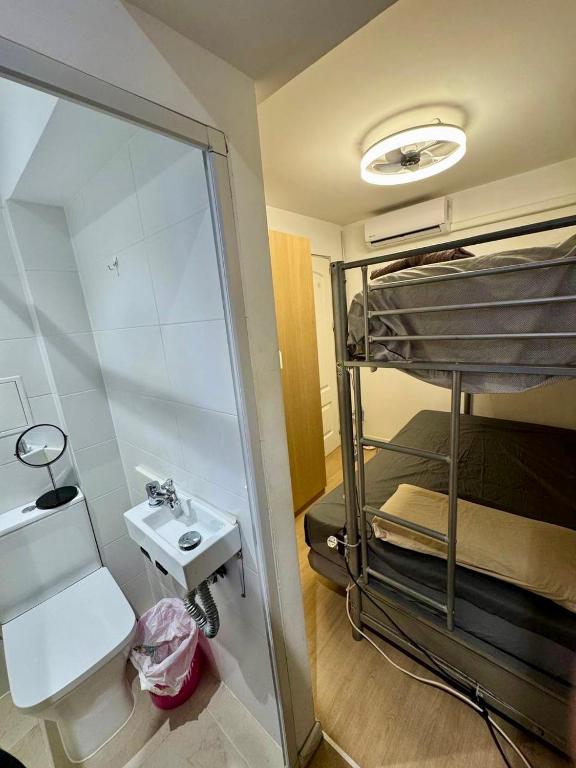 Little room with private WC and shower close to PortAventura - 1