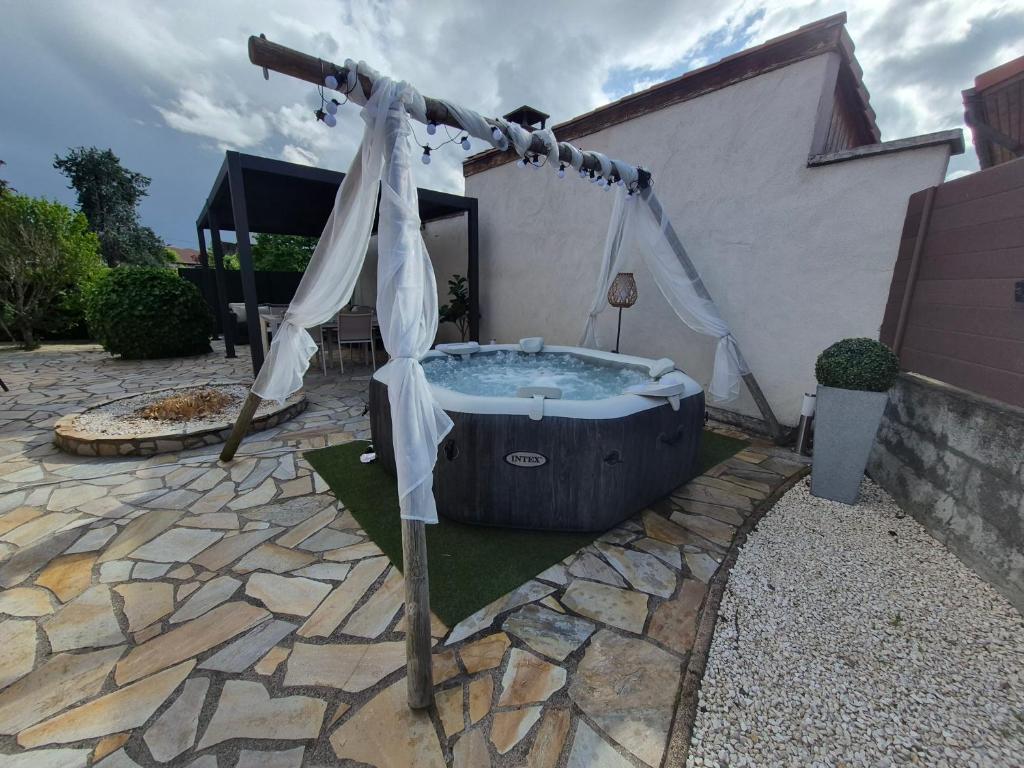 Maison individuelle avec sa piscine et son jacuzzi privés - 4