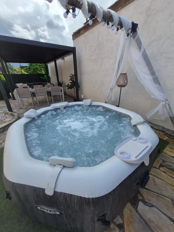 Maison individuelle avec sa piscine et son jacuzzi privés - 2