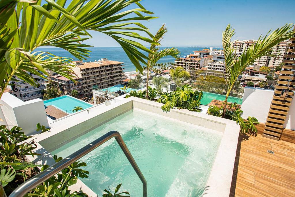 Romantic Zone Condo with Rooftop Pool 2 Min Beach - 3