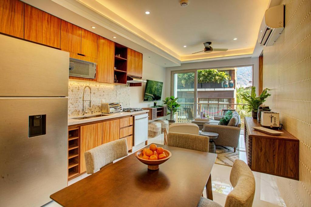 Romantic Zone Condo with Rooftop Pool 2 Min Beach - 4