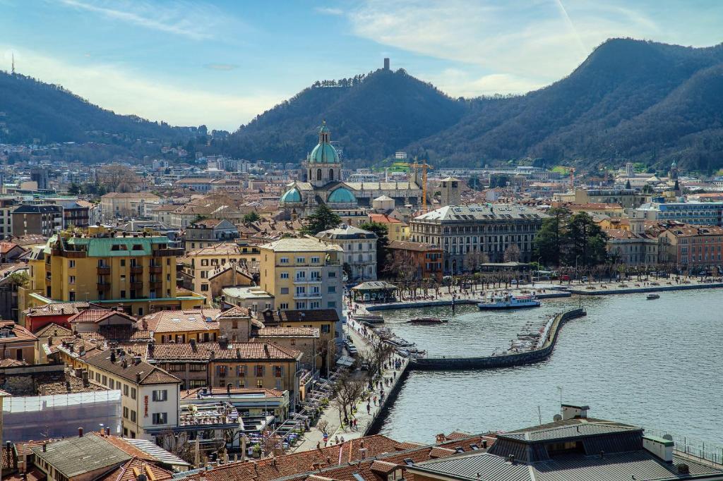 Magic Lake -Downtown Como - 4