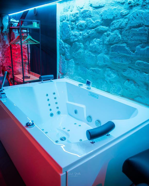 La Cachette Secrète - Maison romantique avec Balnéo et Sauna Privatif à Caen en Normandie - 4