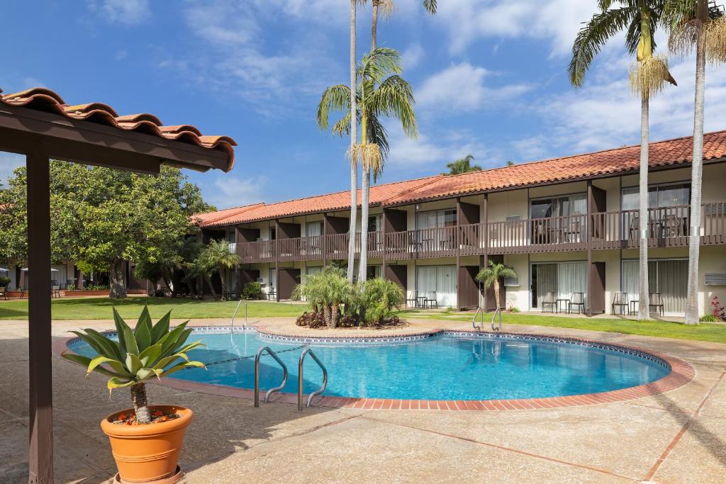 FOUND Hotels, Santa Barbara, Series by Marriott スイミングプール
