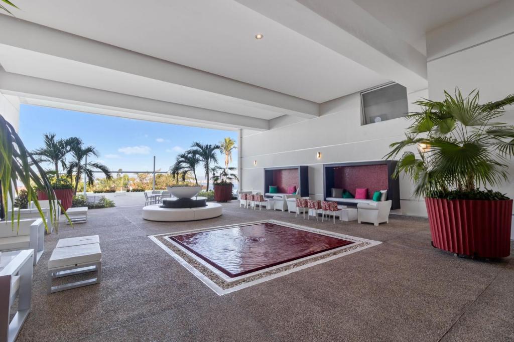 Two Bedroom Apartment with Ocean and City View by Eudy - 4