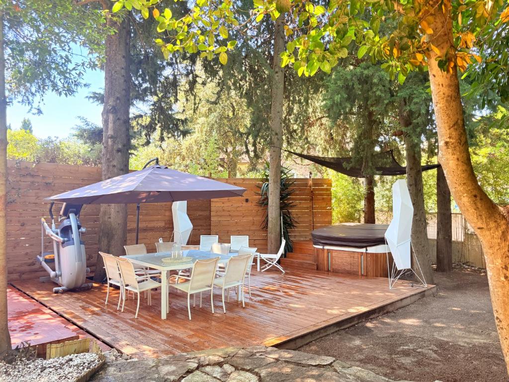 VillaJacuzzi privatif sans vis à vis en ville 12 mn des plages - 2