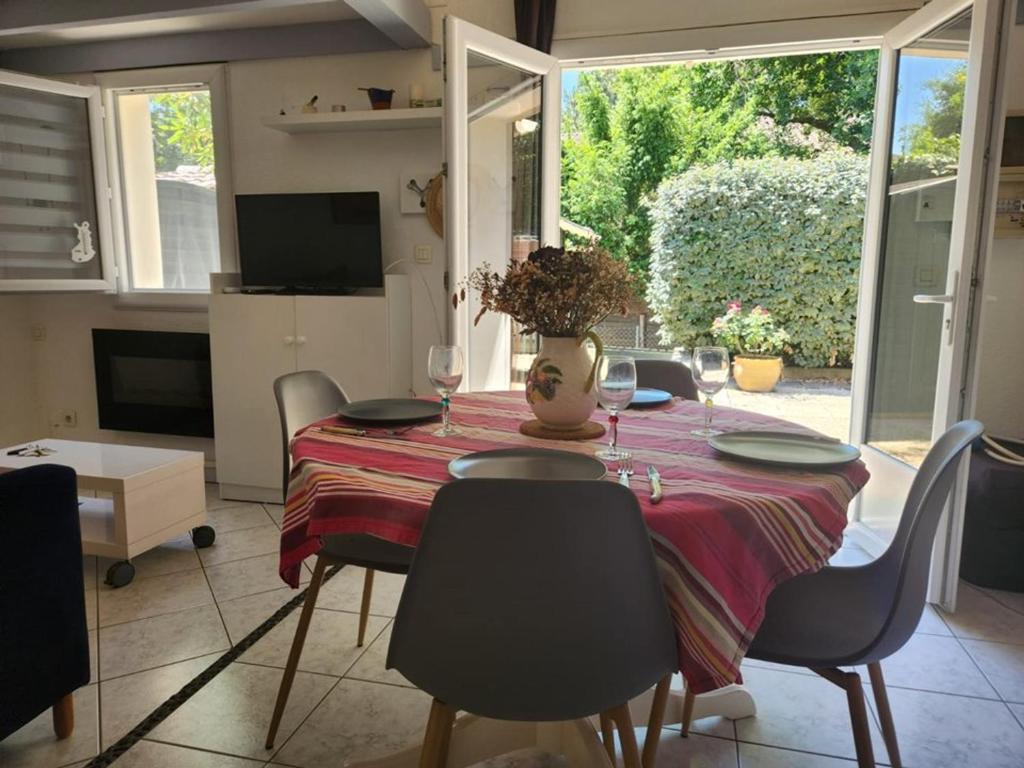 Villa patio proche plage avec piscine collective, cour aménagée et parking privé - FR-1-413-139 - 5