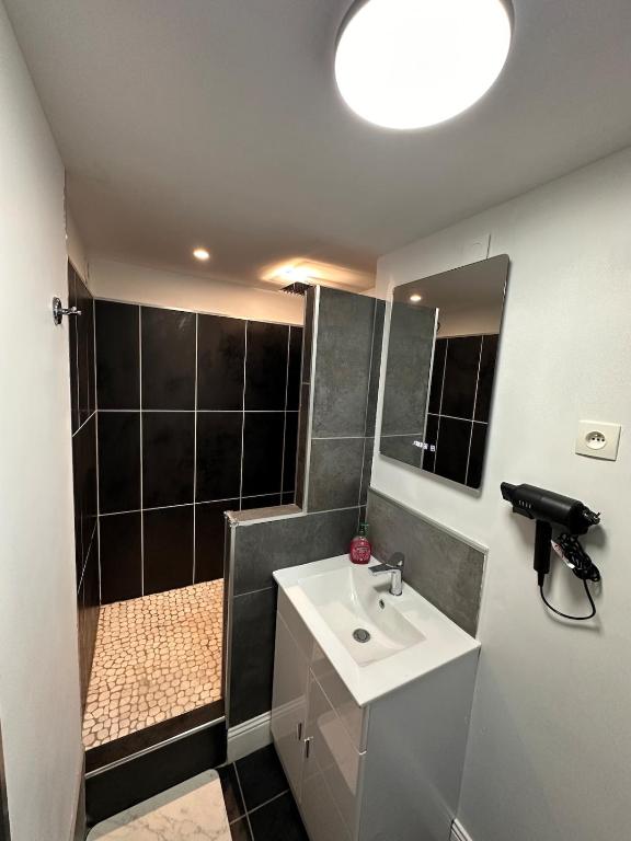 Cinéma privé à Calais avec Écran XXL et Son immersif - 4