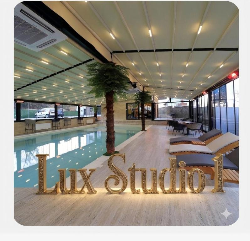 Lux Studio 1 - 2