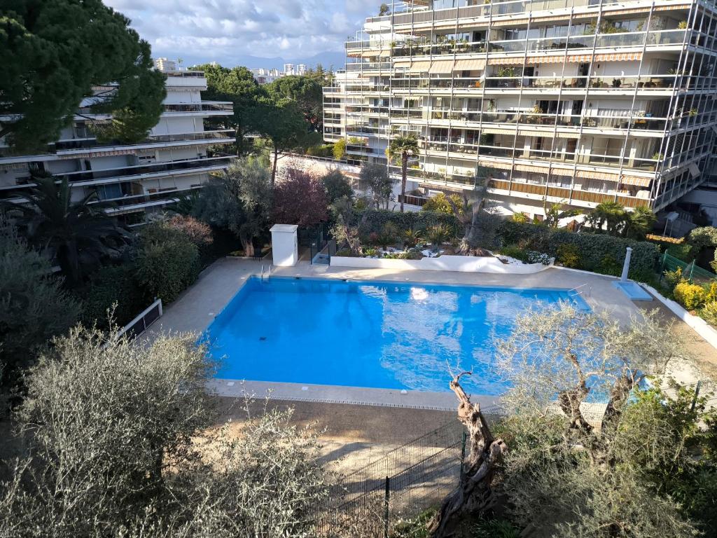 SELI 2 pièces CLIMATISÉ CLASSÉ 52 M2 terrasse 20m2 PLAGES PISCINE ANTIBES avec PARKING PRIVATIF - 3